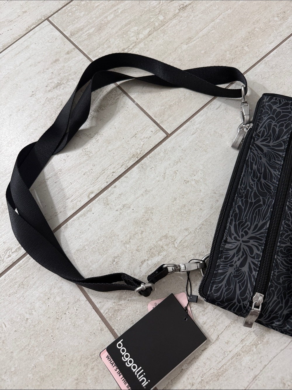 Baggallini Gray Floral Lightweight Crossbody..NWT ..out & about bag - Picture 7 of 8